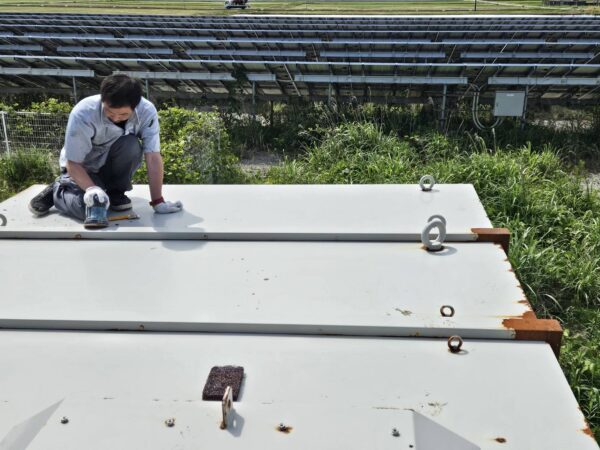 【中能登町】キュービクル塗装工事を行っております！軒仕上げ・ケレン研磨作業をご紹介！