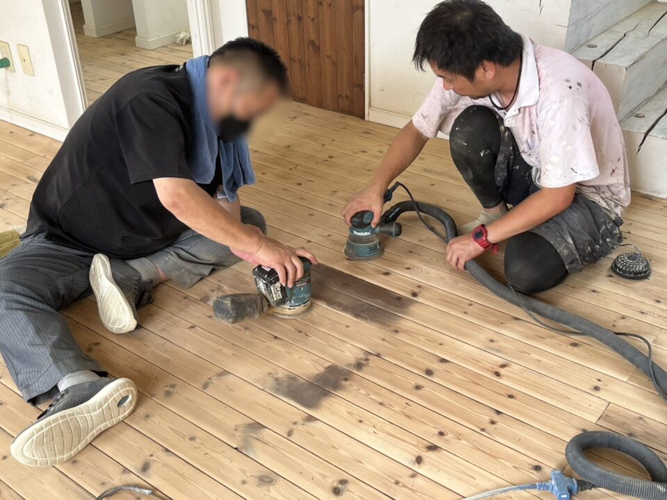 塗装改修工事 床削り作業