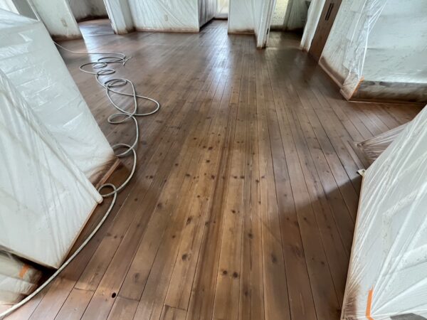 現在進行中｜住宅塗装工事｜現在は、床の塗装工事を行っています【随時更新】でお届け！