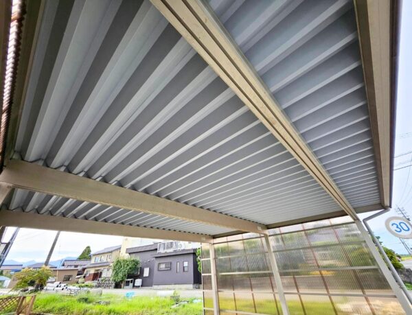 富山住宅・K様｜カーポートの屋根裏塗装が完了しました