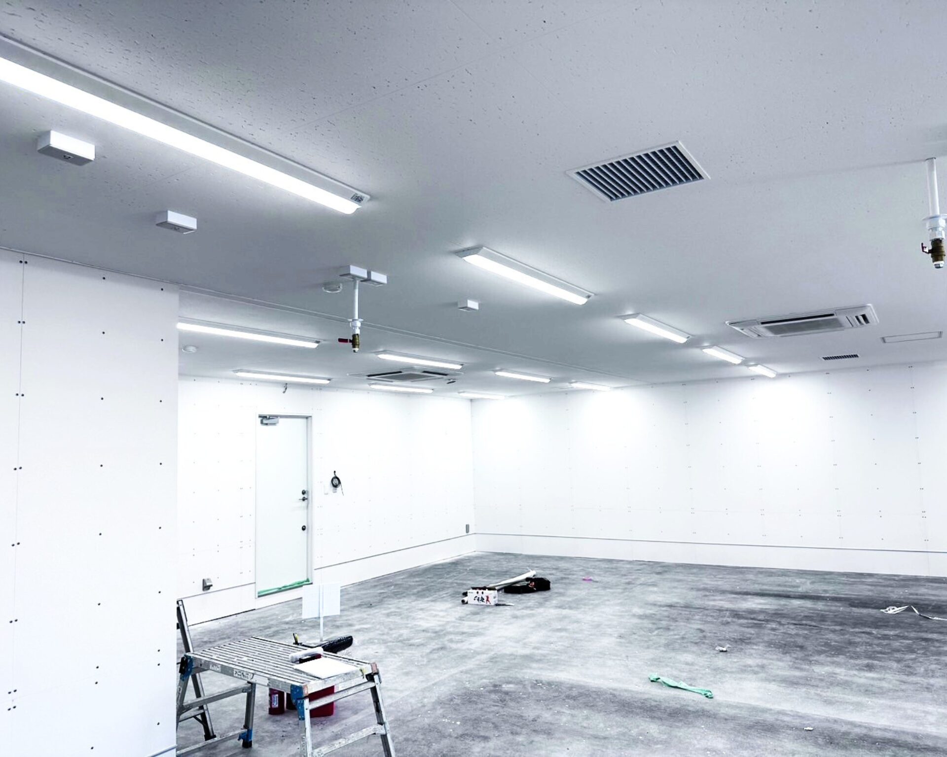 白山市　某プロセスセンター　天井・床塗装リフォーム