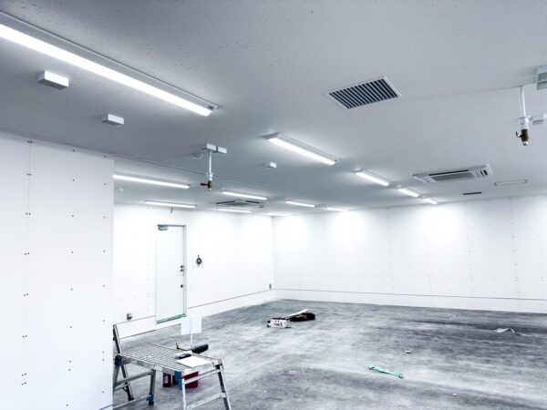 白山市で天井塗装・床の補修を行いました