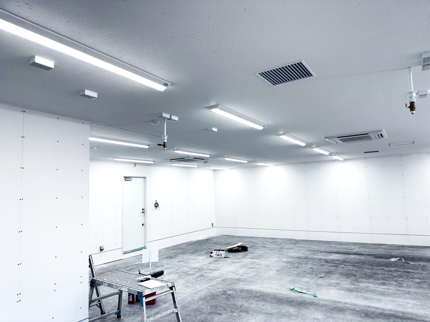 白山市で天井塗装・床の補修を行いました