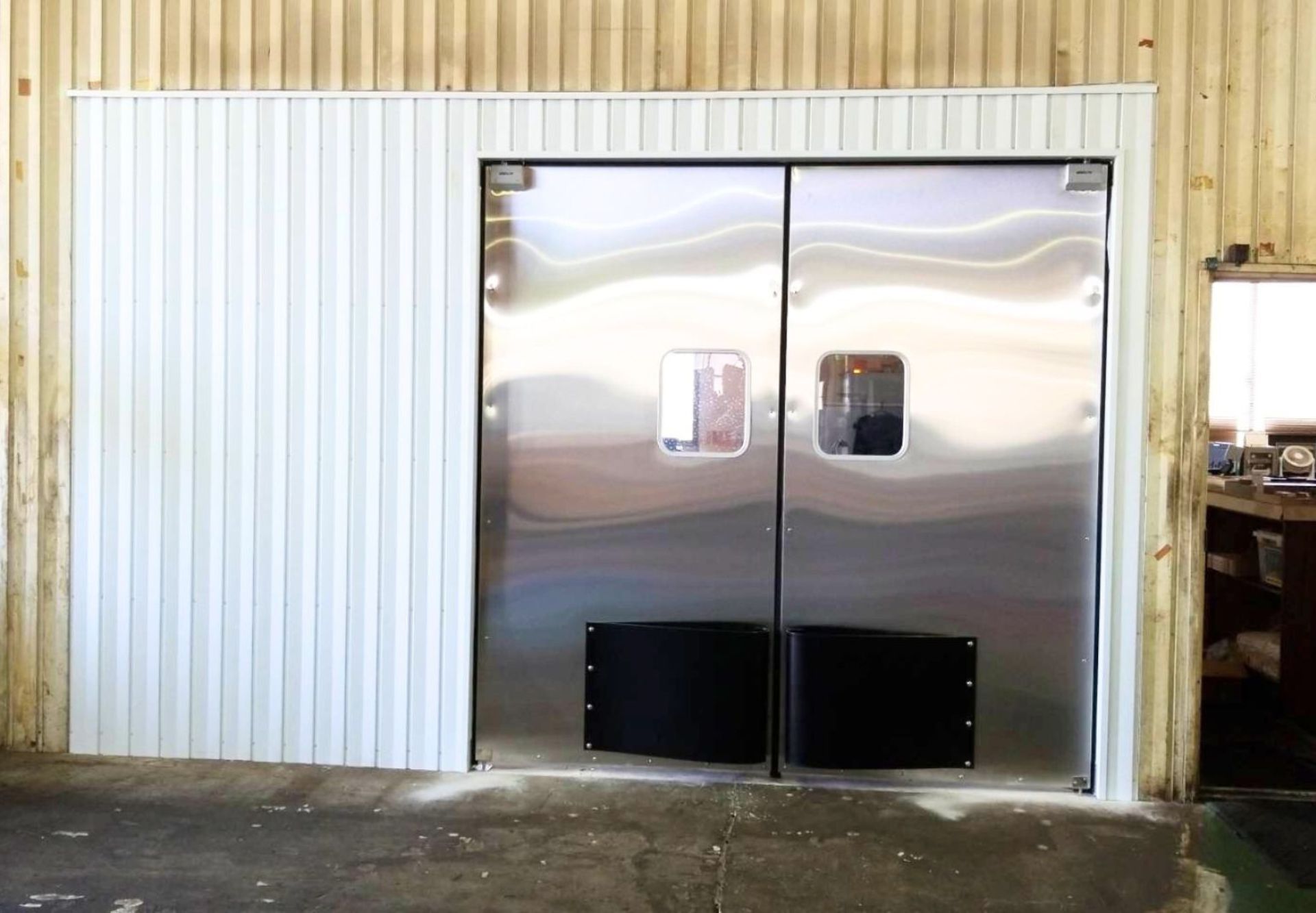 能美市　工場　スイングドア設置