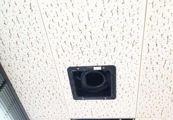 白山市　事務所　天井埋め込み換気扇交換