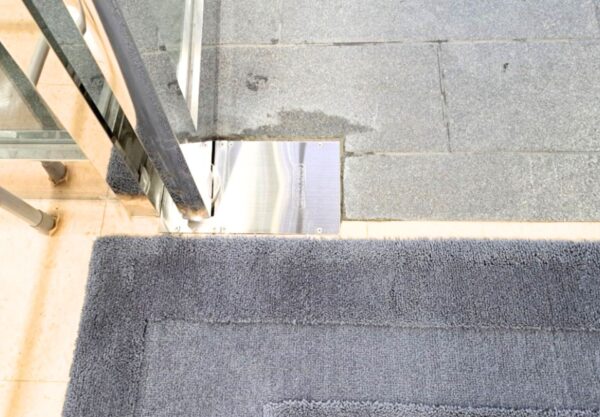 金沢市　学習塾　ドア開閉不良修理　フロアヒンジ交換