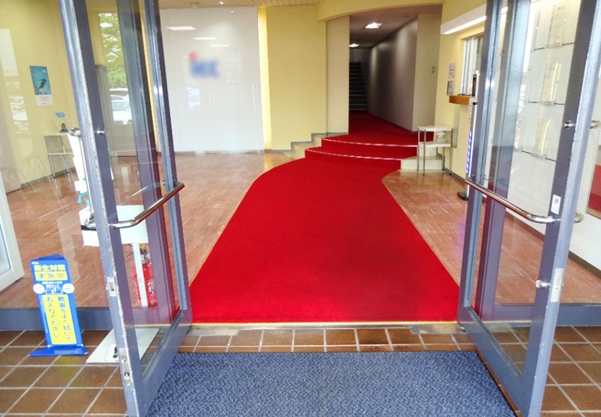 金沢市　事務所　カーペット押さえ金物取り付け