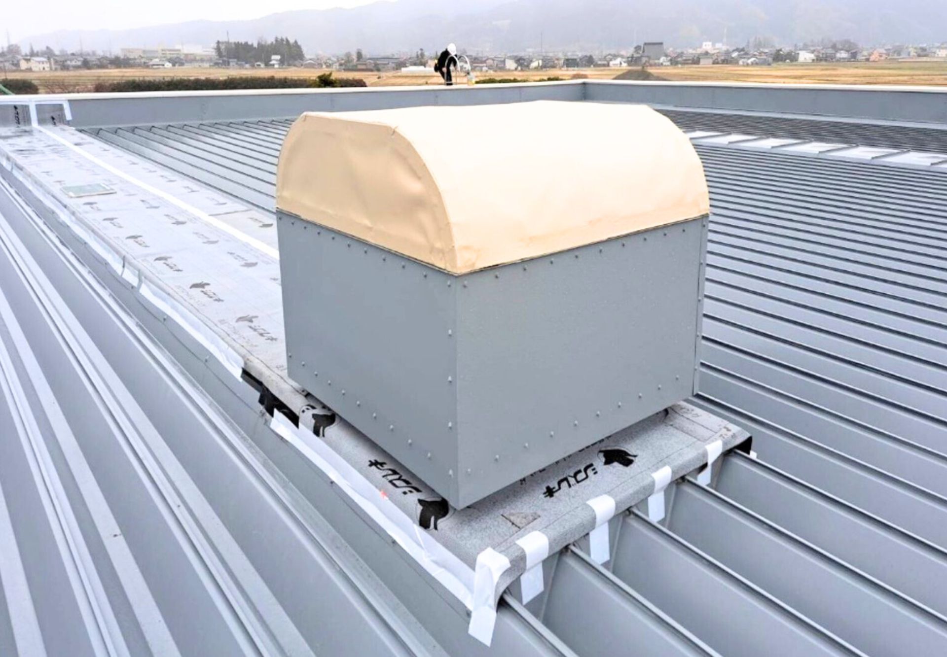 白山市　物流センター　架台天端 シート防水　金物取り付け