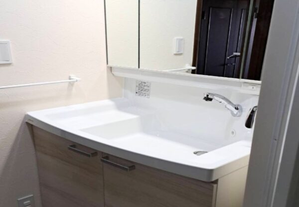 金沢市　マンション　洗面所リフォーム　洗面化粧台交換　床・壁　貼り替え