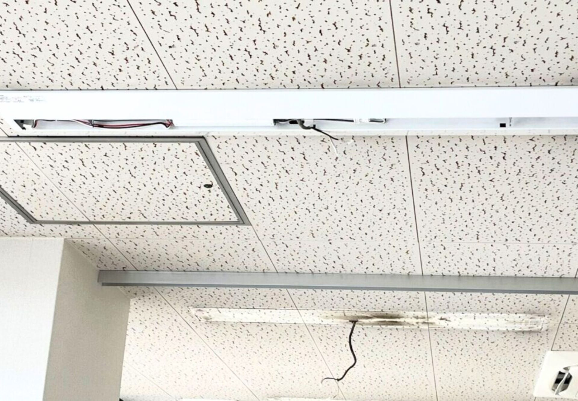 金沢市　事務所　照明器具交換　LEDライト