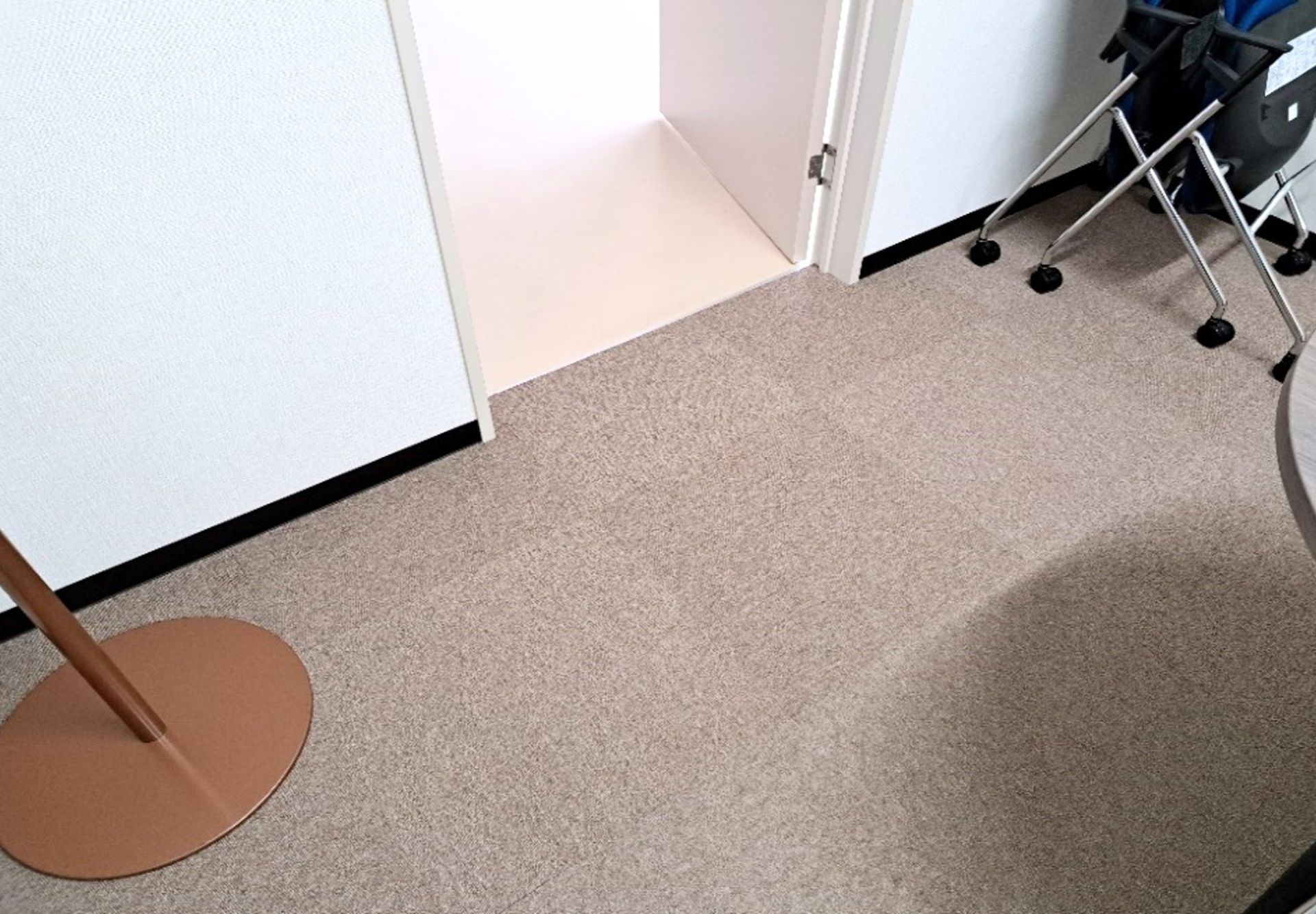 白山市　事務所　床リフォーム　パンチカーペット　タイルカーペット　貼り替え