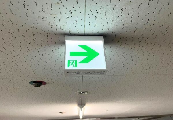 金沢市 マンション 地下駐車場 誘導灯器具交換 照明交換