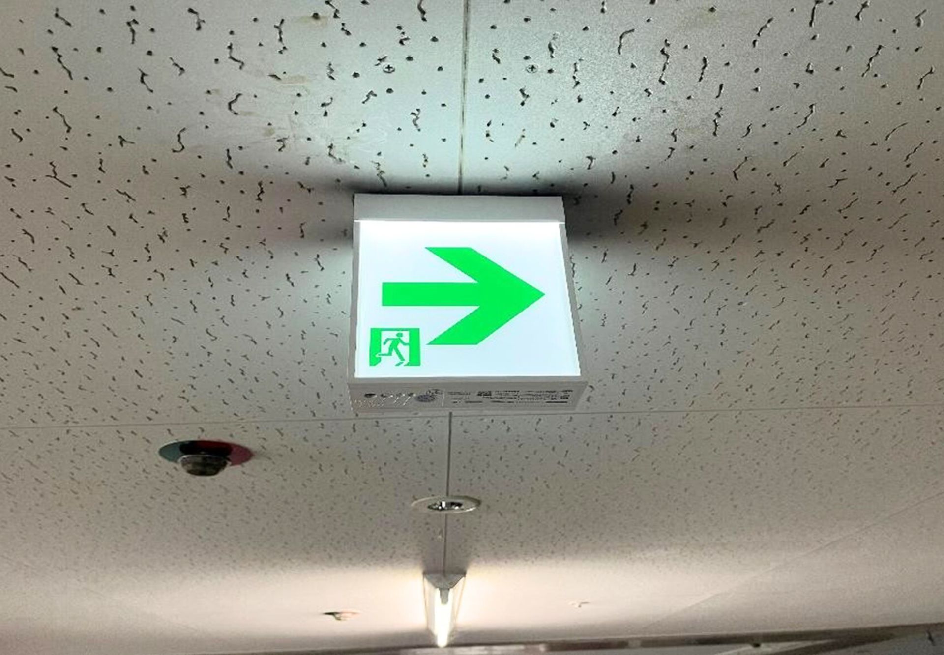 金沢市　マンション　地下駐車場　誘導灯器具交換　照明交換