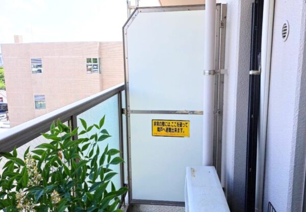 金沢市　マンション　バルコニー　隔て板交換