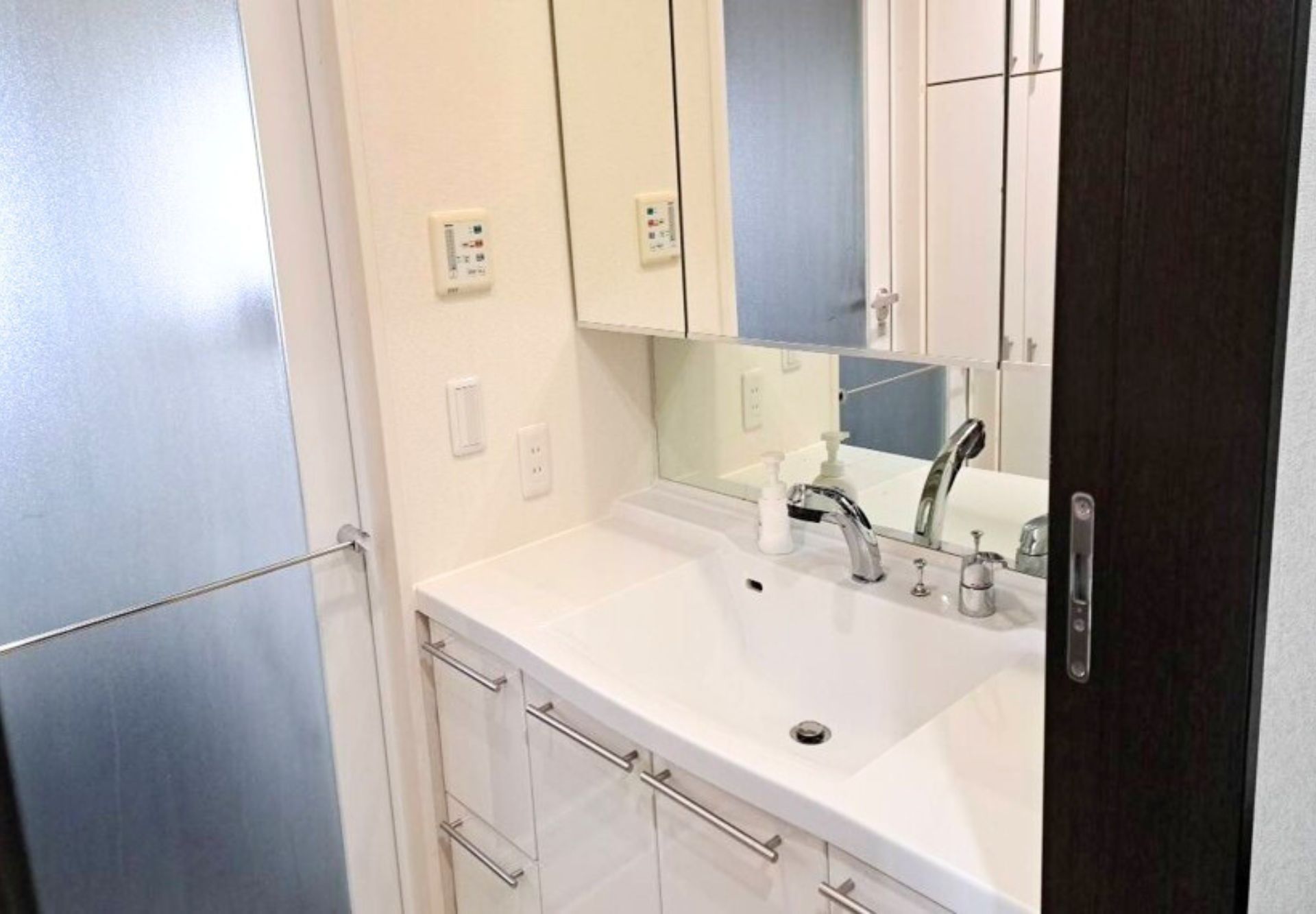 金沢市　マンション　洗面脱衣室　クロス貼り替え　リフォーム