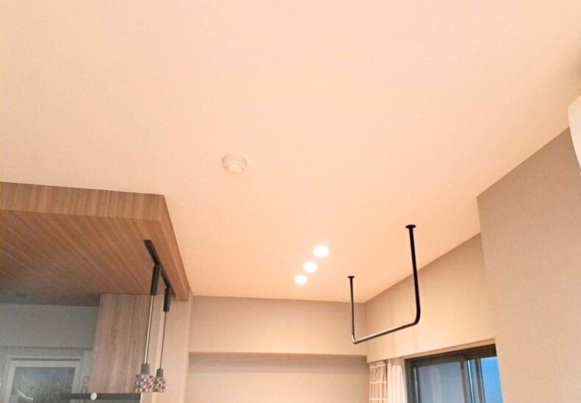 金沢市　マンション　漏水復旧　居間　天井ボード貼り替え　クロス貼り替え