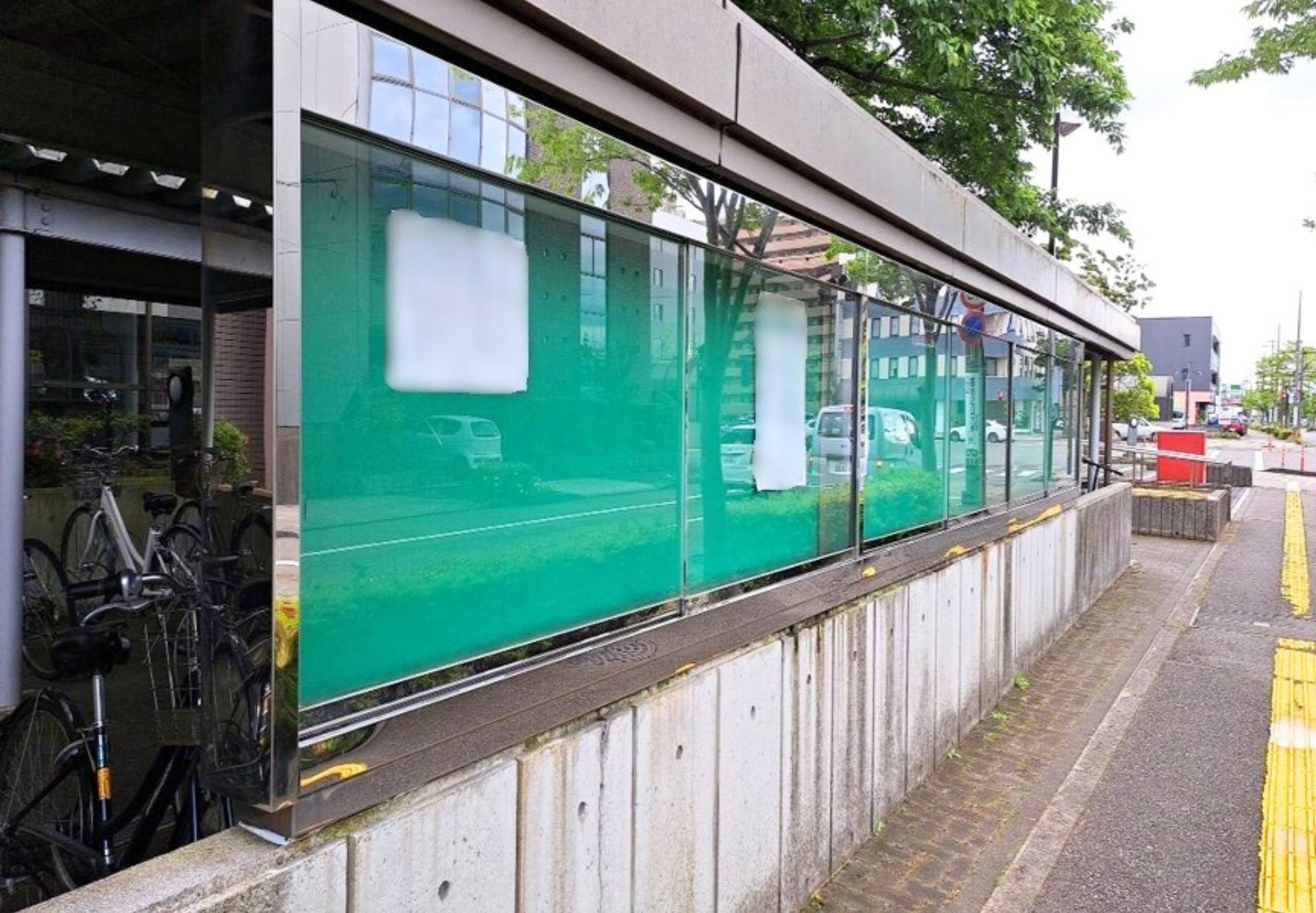 金沢市　市役所　屋外掲示板　戸車交換