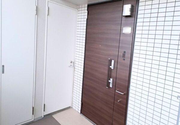 金沢市 マンション 玄関 扉 ダイノックシート貼り