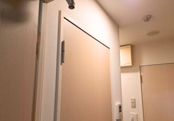 金沢市　マンション　玄関　クロス貼り替え