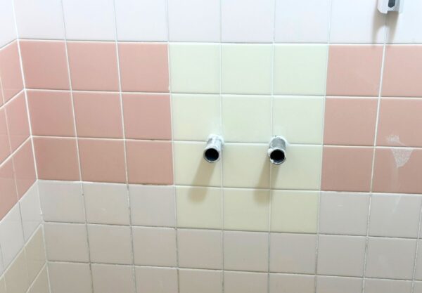 白山市　松任海浜公園　シャワー室　壁　タイル貼り替え