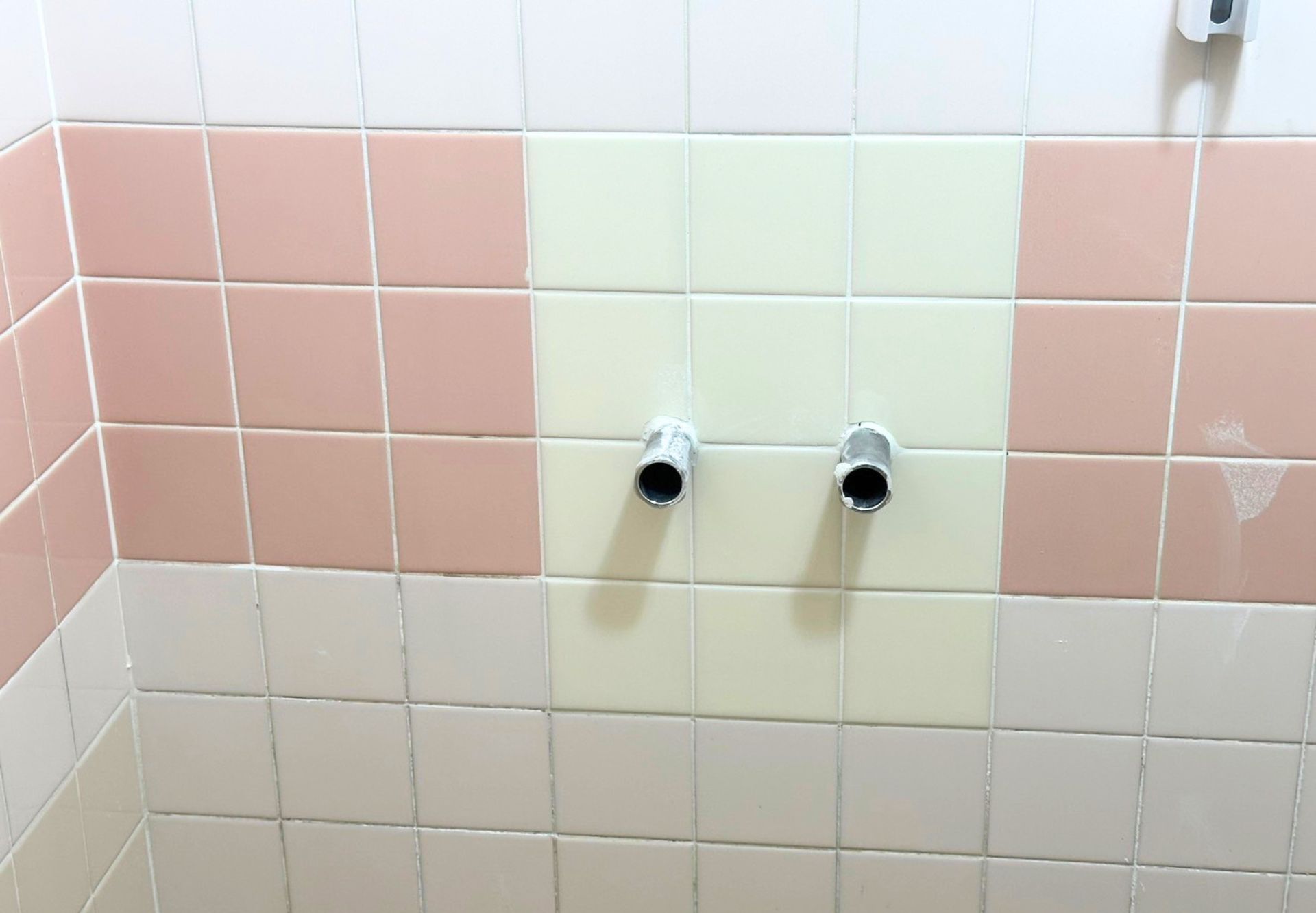 白山市　松任海浜公園　シャワー室　壁　タイル貼り替え