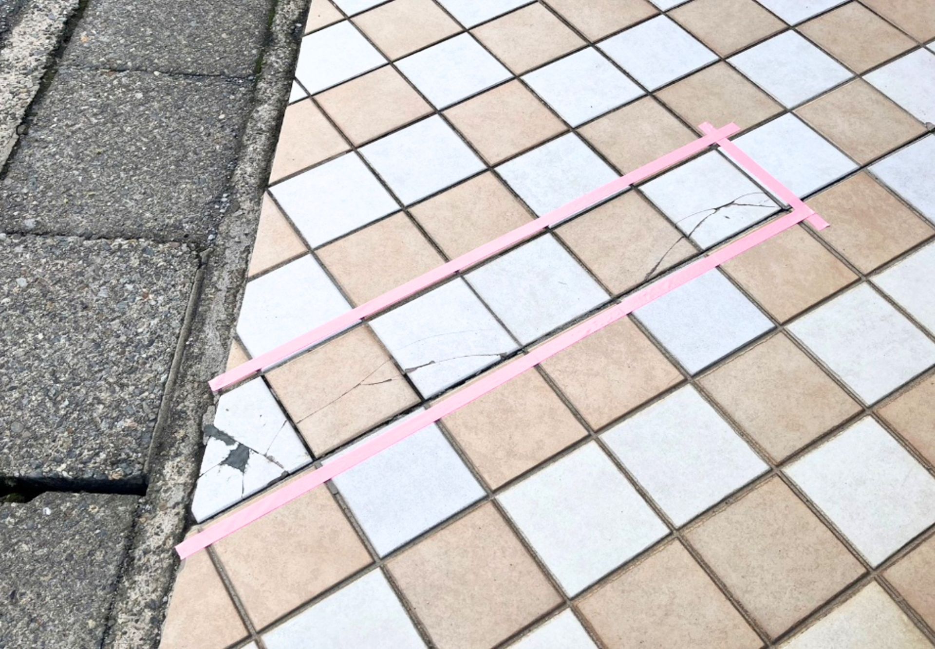 マンション駐車場タイル割れ応急処置／石川県金沢市