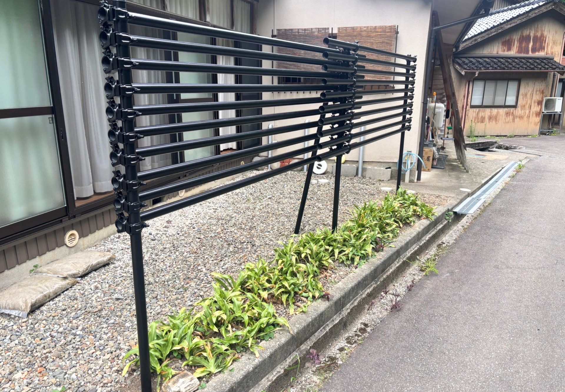 白山市・目隠しフェンス塗装｜気になっていた色あせをきれいに